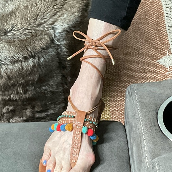 Vince Camuto Tan and Red Sandals with Pom-Pom Embellishments 7 - Picture 5 of 5